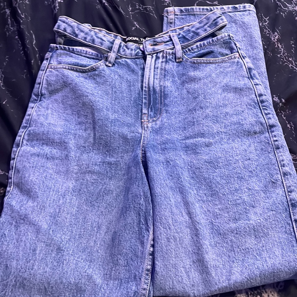 Mom jeans, waist cut outs